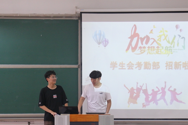 3.图为新葡的京集团8814学生组织招新活动现场。记者 夏瑞雪 摄.jpg