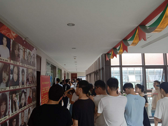 学生参观泰盈科技现场.png