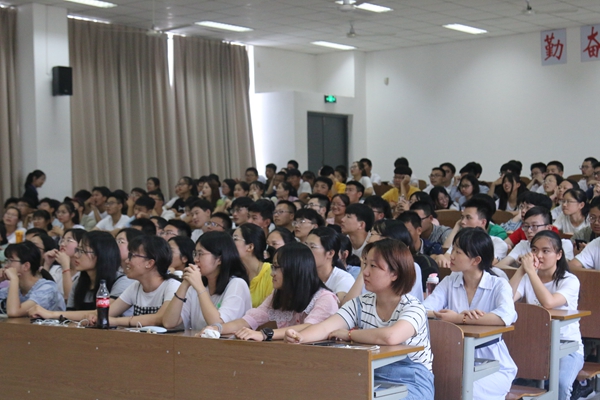 1.图为新葡的京集团8814学生组织招新活动现场。记者 夏瑞雪 摄.jpg