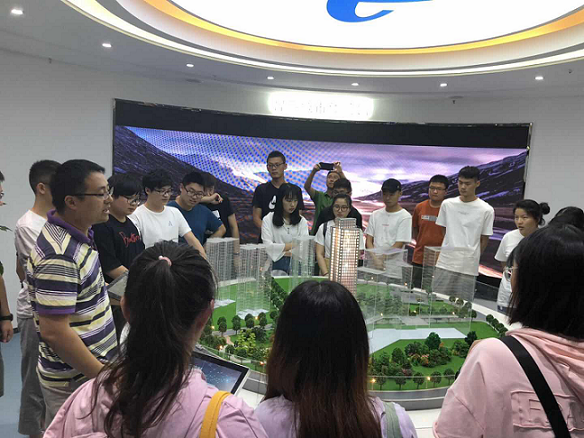 学生们在中国电信参观体验中心.png