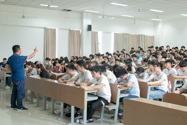 图为网博职业素养讲座现场。记者 柏硕 摄