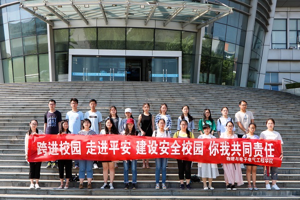 图为学生干部宣传讲解现场。记者 孙奥林 摄