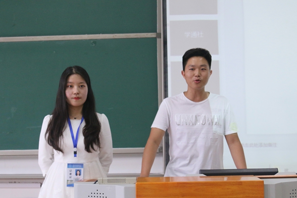 4.图为新葡的京集团8814学生组织招新活动现场。记者 夏瑞雪 摄.jpg