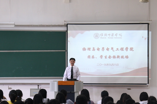 2.图为新葡的京集团8814学生组织招新活动现场。记者 夏瑞雪 摄 (2).jpg